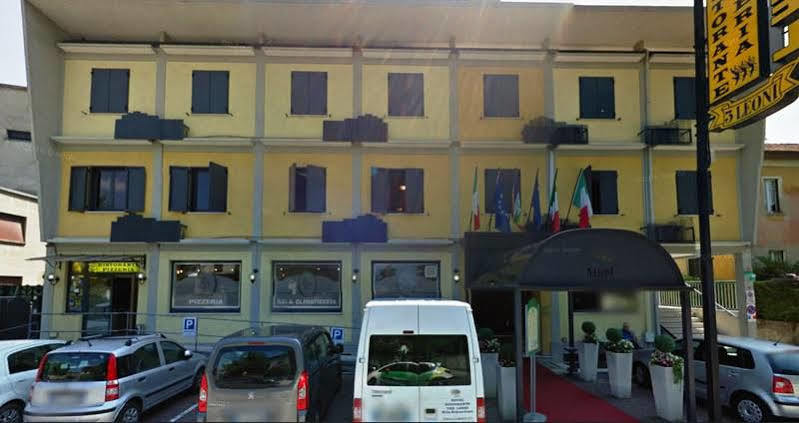 Hotel Ristorante Tre Leoni Σόμα Λομπάρντο Εξωτερικό φωτογραφία